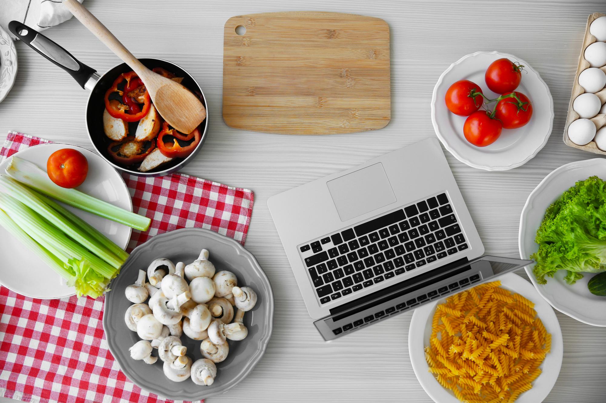 Postazione con laptop e ingredienti pronti per le lezioni online