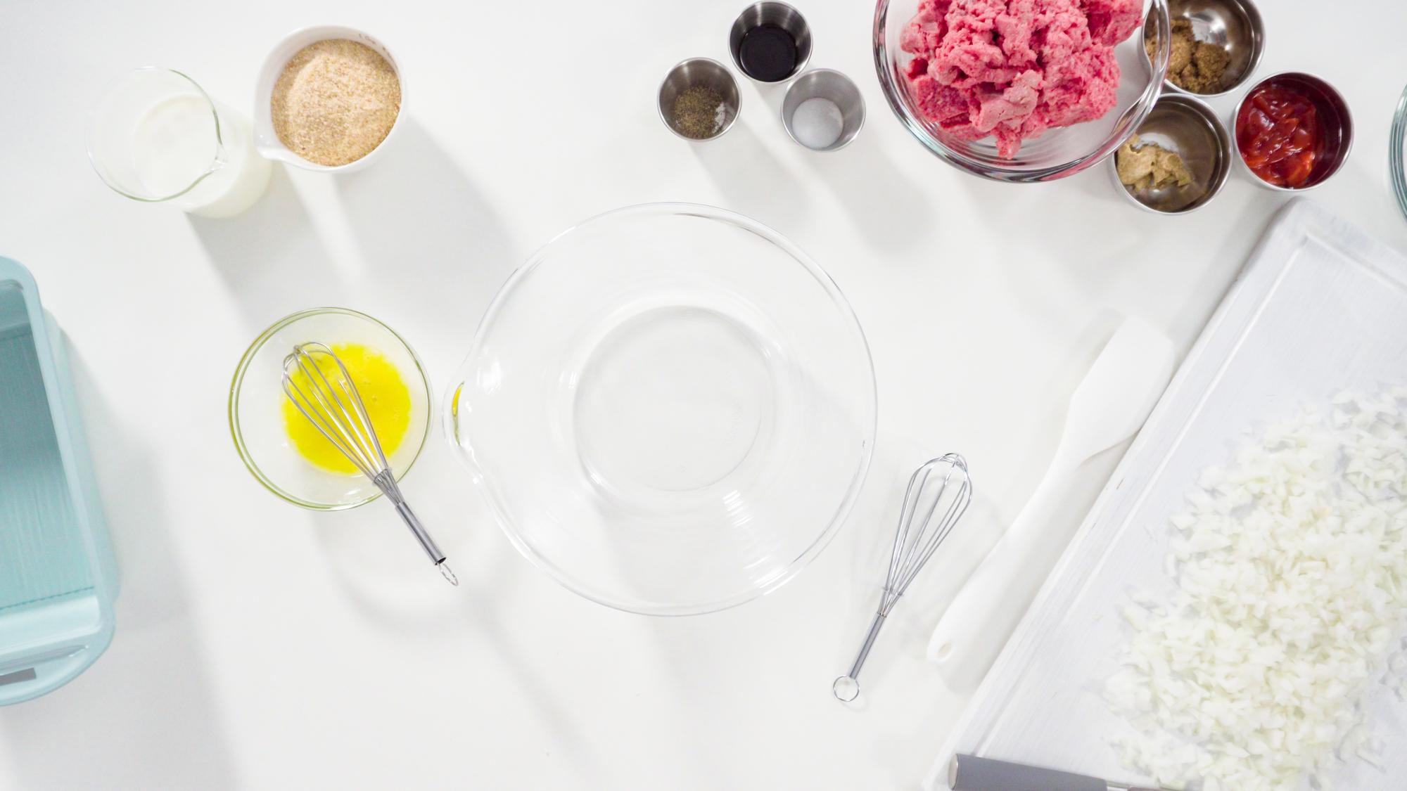 Grande tavolo con ingredienti disposti e utensili